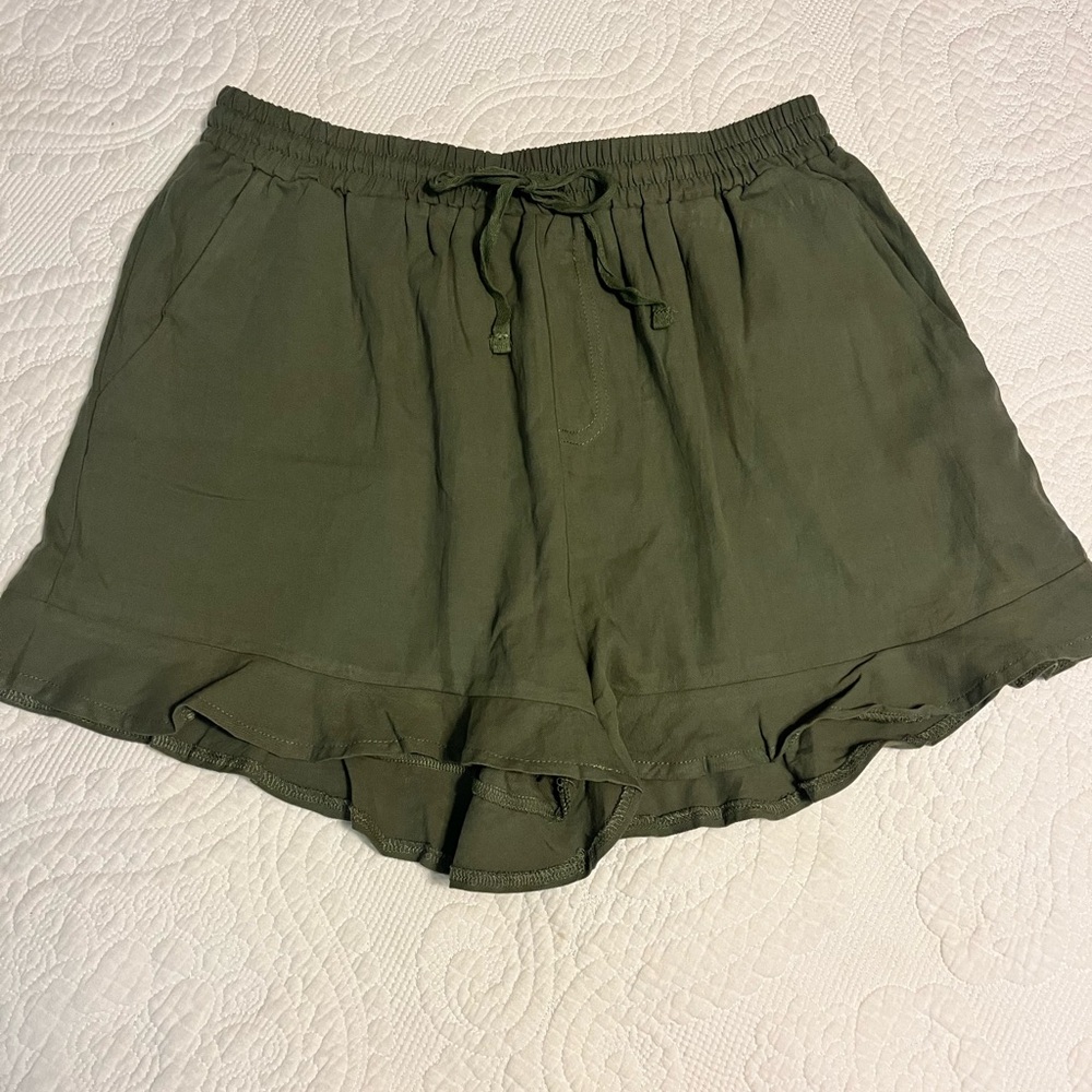 Ruffle hem army green short
